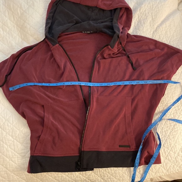 Blanc Noir hooded workout vest - Picture 8 of 11